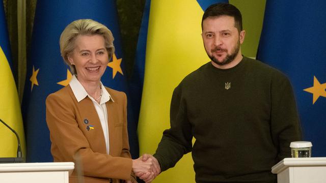 EU-Kommissionspräsidentin von der Leyen und der ukrainische Präsident Selenskij reichen sich die Hand in Kiew.