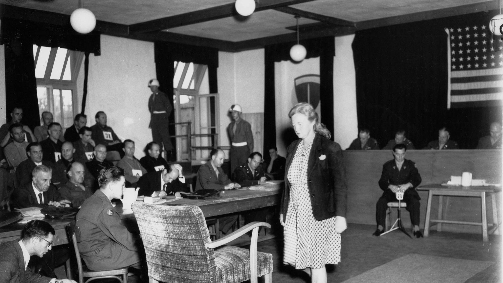 Wusste angeblich von nichts - Ilse Koch - die wegen ihres Sadismus als „Hexe von Buchenwald“ gefürchtete Ehefrau von KZ-Buchenwald-Kommandant Karl Koch bei ihrer Aussage im Dachauer Buchenwald-Prozess am 8. Juli 1947 Wusste angeblich von nichts - Ilse Koch - die wegen ihres Sadismus als „Hexe von Buchenwald“ gefürchtete Ehefrau von KZ-Buchenwald-Kommandant Karl Koch bei ihrer Aussage im Dachauer Buchenwald-Prozess am 8. Juli 1947