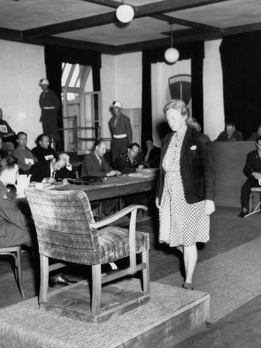 Wusste angeblich von nichts - Ilse Koch - die wegen ihres Sadismus als „Hexe von Buchenwald“ gefürchtete Ehefrau von KZ-Buchenwald-Kommandant Karl Koch bei ihrer Aussage im Dachauer Buchenwald-Prozess am 8. Juli 1947