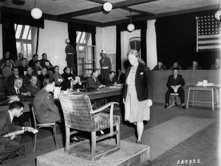 Wusste angeblich von nichts - Ilse Koch - die wegen ihres Sadismus als „Hexe von Buchenwald“ gefürchtete Ehefrau von KZ-Buchenwald-Kommandant Karl Koch bei ihrer Aussage im Dachauer Buchenwald-Prozess am 8. Juli 1947
