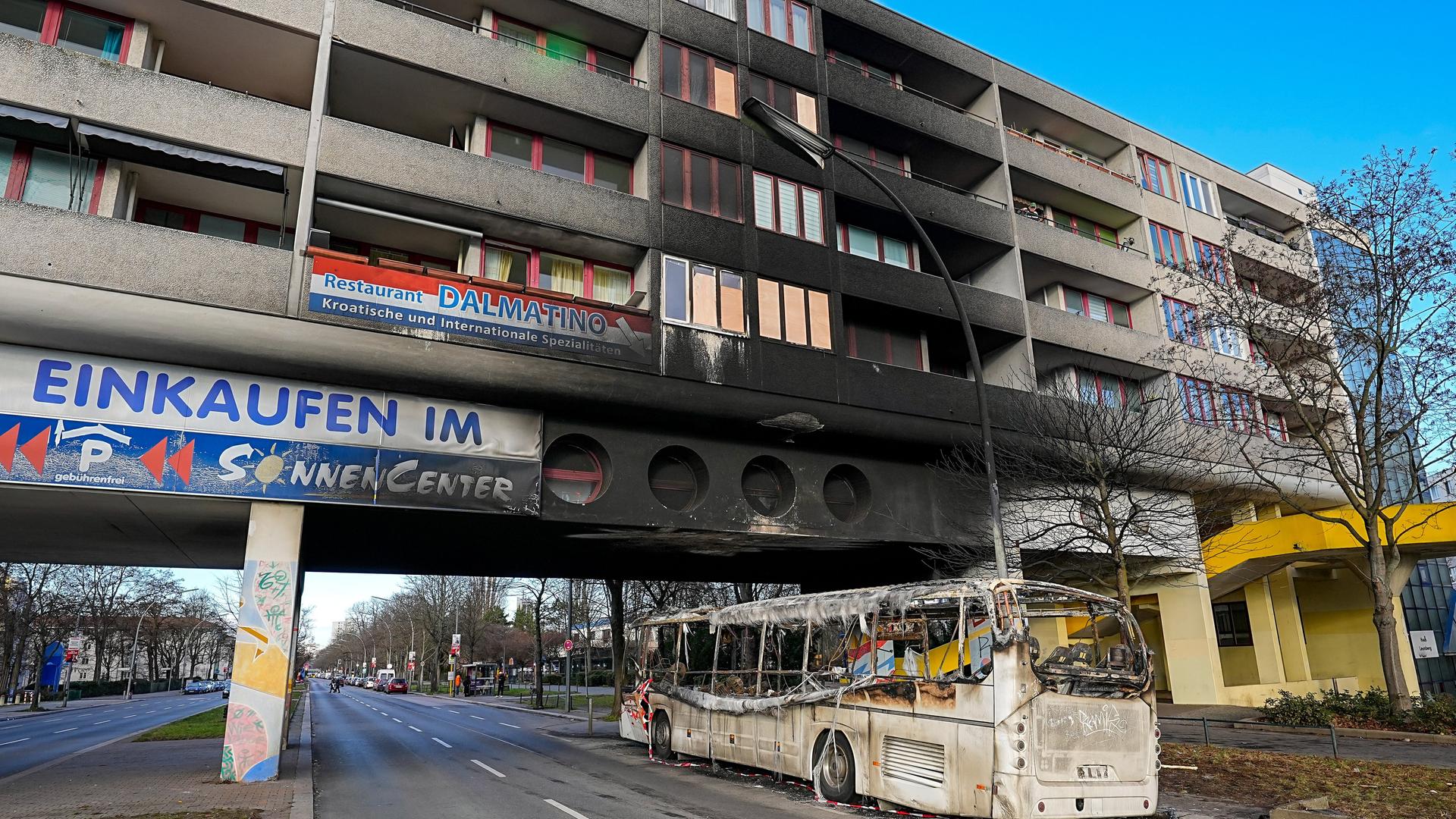 Berlin, in der Sonnenallee im Berliner Stadtteil Neukölln steht an der Straßenüberbauung das Wrack des Buses, der in der Silvesternacht 2022 ausgebrannt ist.