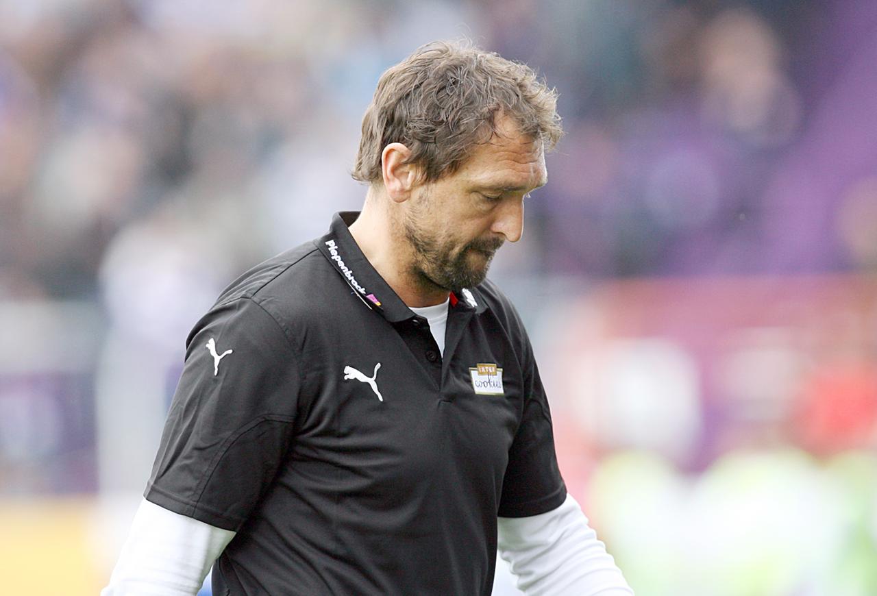 Claus-Dieter Wollitz, Trainer des VfL Osnabrück bei einem Spiel im Jahr 2009. Claus-Dieter Wollitz, Trainer des VfL Osnabrück bei einem Spiel im Jahr 2009.