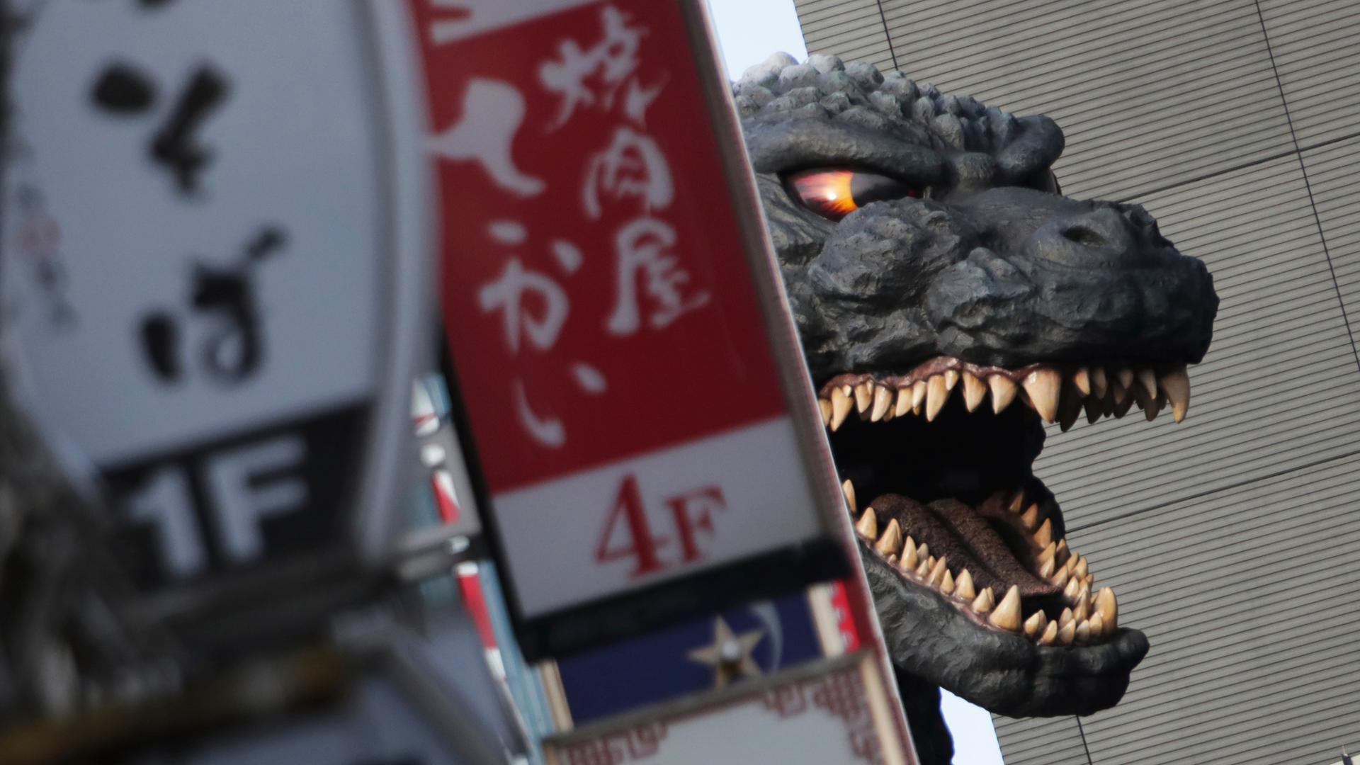 Godzilla taucht an seinem 60. Geburtstag hinter dem Shinjuku-Toho-Gebäude auf. Godzilla taucht an seinem 60. Geburtstag hinter dem Shinjuku-Toho-Gebäude auf.