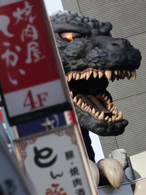 Godzilla taucht an seinem 60. Geburtstag hinter dem Shinjuku-Toho-Gebäude auf. 
