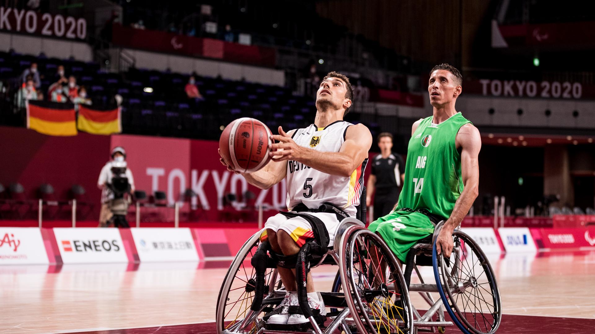 Der deutsche Rollstuhlbasketballer Nico Dreimüller in Aktion bei den Paralympics in Tokio 2021. Der deutsche Rollstuhlbasketballer Nico Dreimüller in Aktion bei den Paralympics in Tokio 2021.
