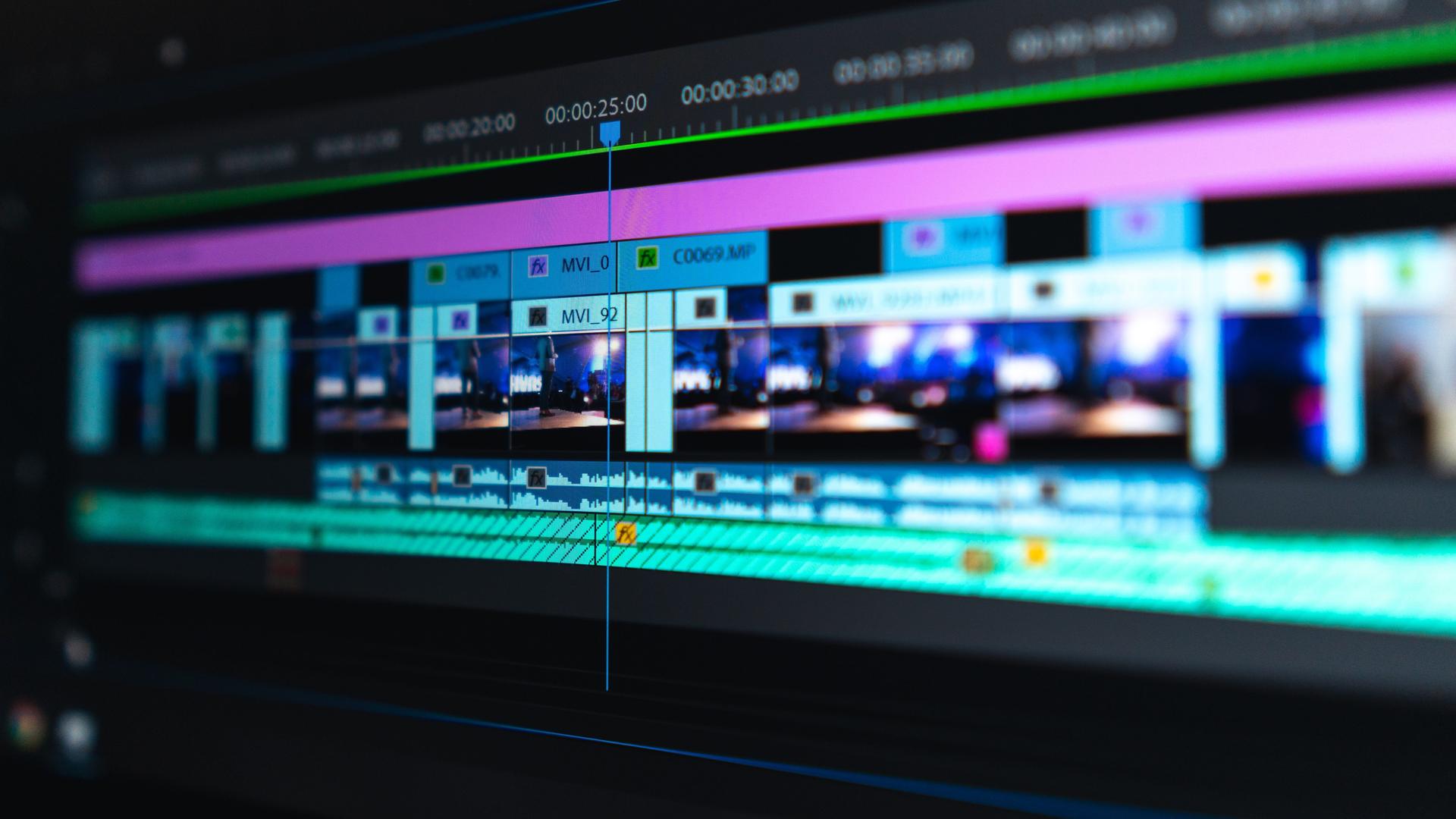 Nahaufnahme eines Computermonitors, auf dem ein Videoschnittprogramm läuft. Nahaufnahme eines Computermonitors, auf dem ein Videoschnittprogramm läuft.