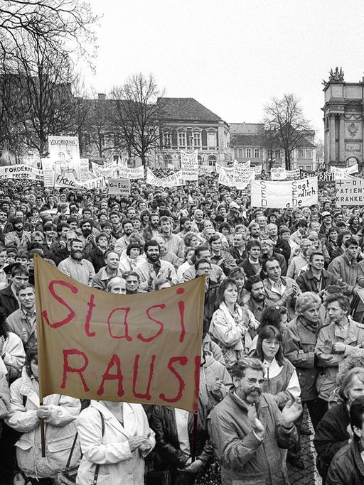 Demonstration in Potsdam 1989, es sind viele Transparent zu sehen, auf einem steht: "Stasi raus".