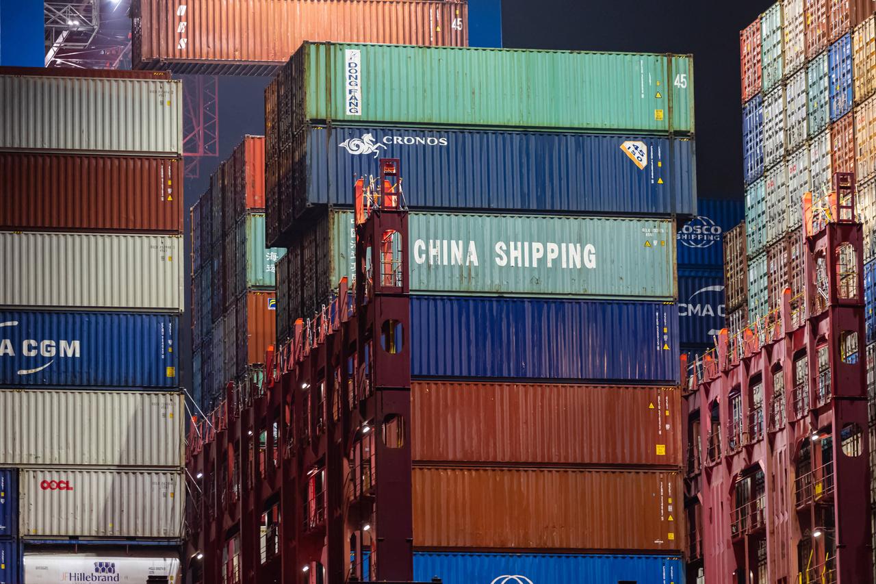 Das Containerschiff Cosco Shipping Aries des chinesischen Unternehmens Cosco liegt in der Nacht am Container-Terminal Tollerort der HHLA im Hamburger Hafen. Das Containerschiff Cosco Shipping Aries des chinesischen Unternehmens Cosco liegt in der Nacht am Container-Terminal Tollerort der HHLA im Hamburger Hafen.