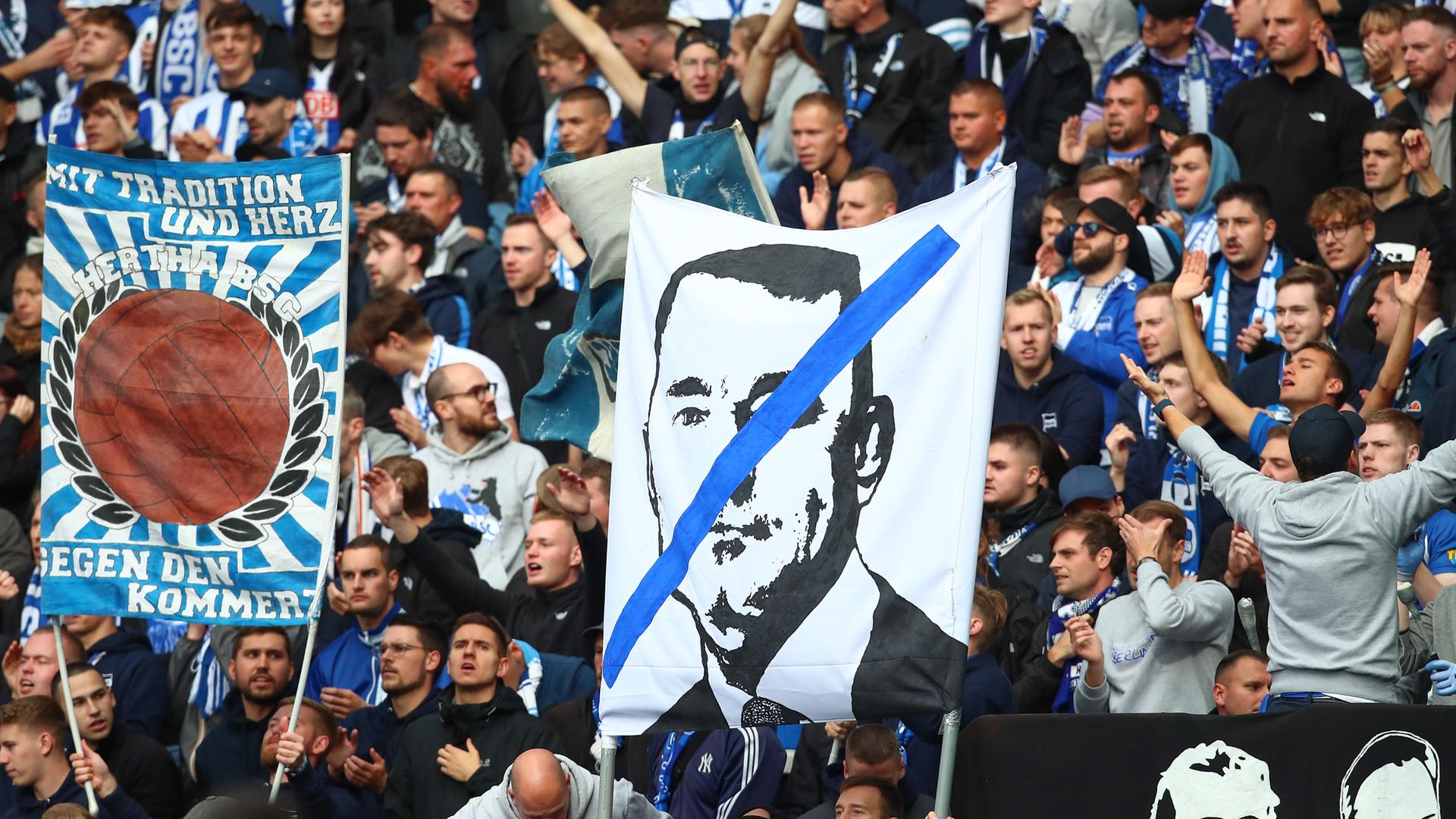 Fans von Hertha BSC Berlin protestieren gegen Investor Lars Windhorst Fans von Hertha BSC Berlin protestieren gegen Investor Lars Windhorst