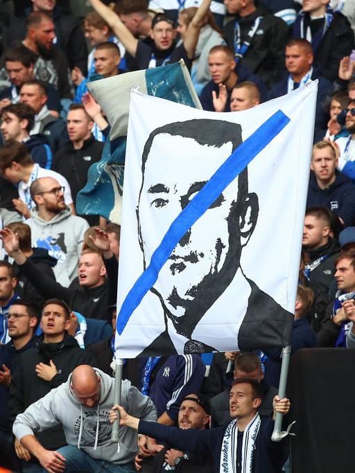 Fans von Hertha BSC Berlin protestieren gegen Investor Lars Windhorst