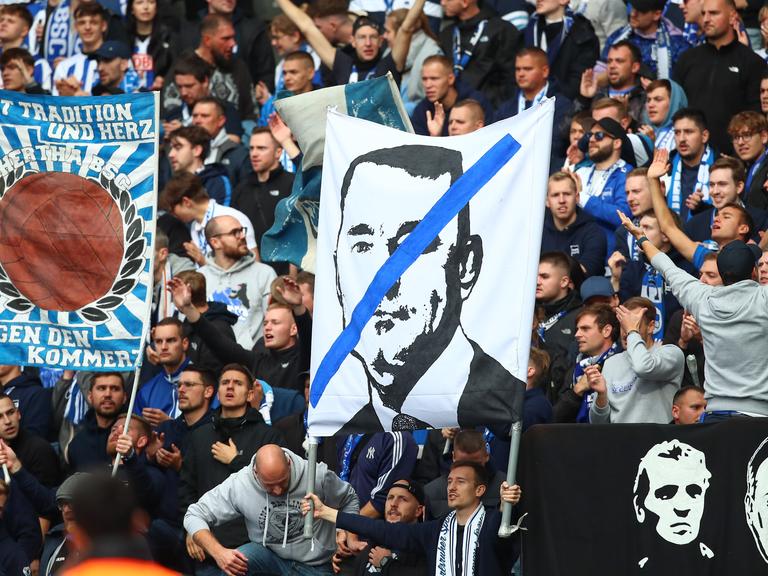 Fans von Hertha BSC Berlin protestieren gegen Investor Lars Windhorst