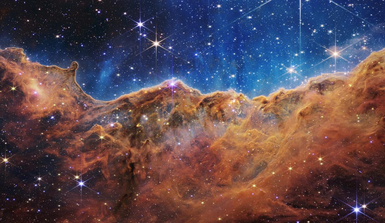 Die Aufnahme eines Weltraumteleskops zeigt den Carina-Nebel im Weltraum als große Wolke mit viel Gas, Staub und entstehenden Sternen.