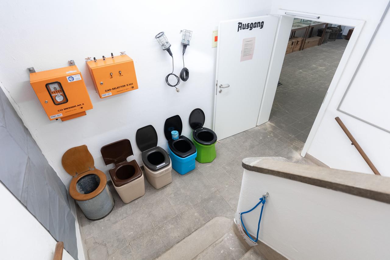 Verschiedene Arten von Toiletten stehen im Treppenhaus des Deutschen Bunkermuseums. Verschiedene Arten von Toiletten stehen im Treppenhaus des Deutschen Bunkermuseums.