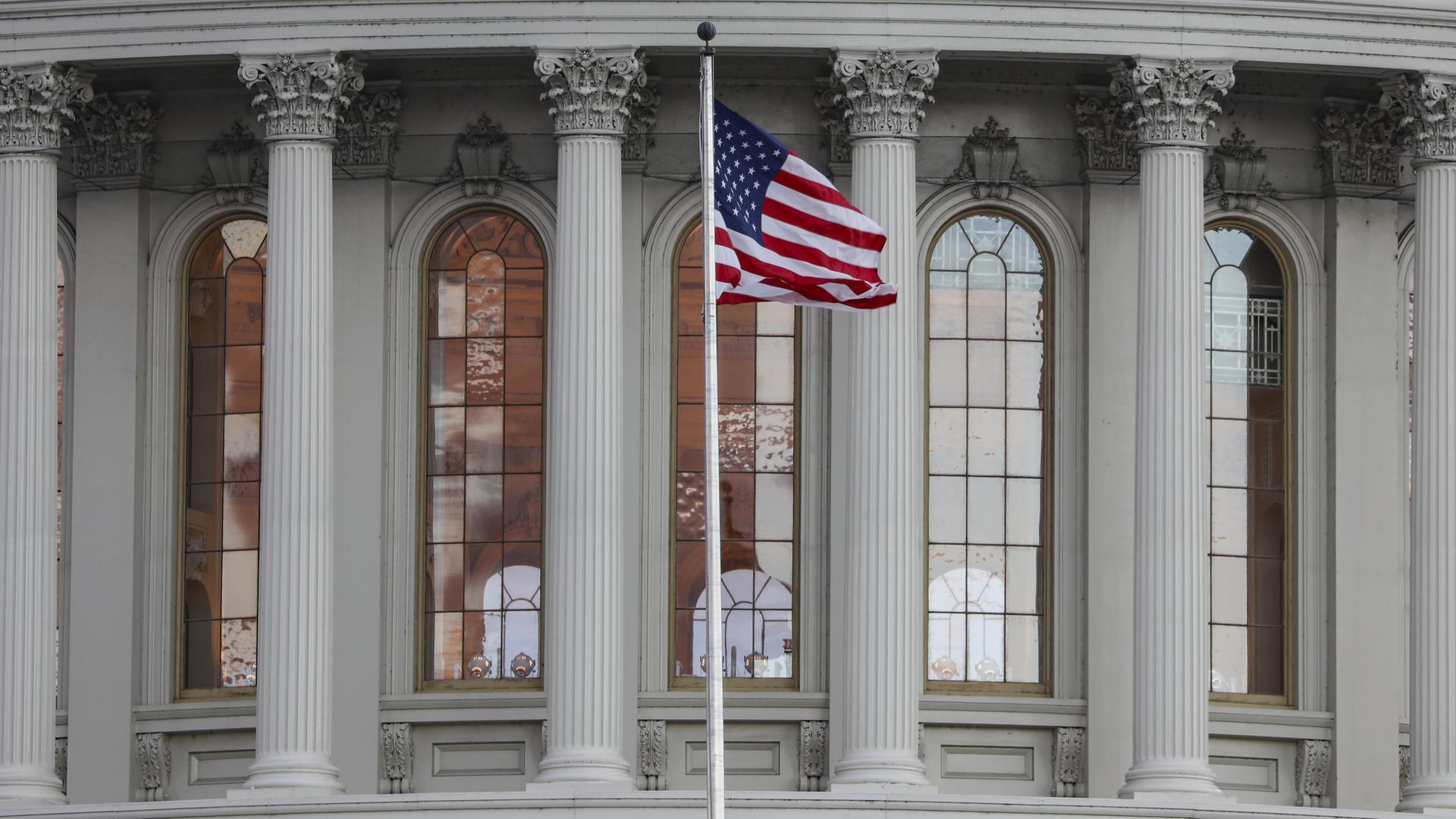 Blick auf das Capitol in Washington mit der US-amerikanischen Flagge. Blick auf das Capitol in Washington mit der US-amerikanischen Flagge.