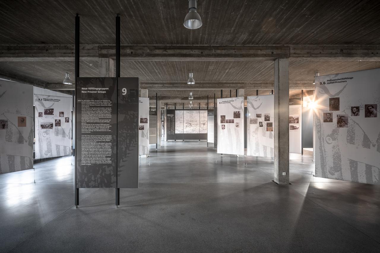 Blick in eine Ausstellungshalle der Gedenkstätte Dachau. Dort sind viel Aufsteller gruppiert, die über die Verbrechen der Nationalsozialisten in dem ehemaligen Konzentrationslager informieren. Blick in eine Ausstellungshalle der Gedenkstätte Dachau. Dort sind viel Aufsteller gruppiert, die über die Verbrechen der Nationalsozialisten in dem ehemaligen Konzentrationslager informieren.