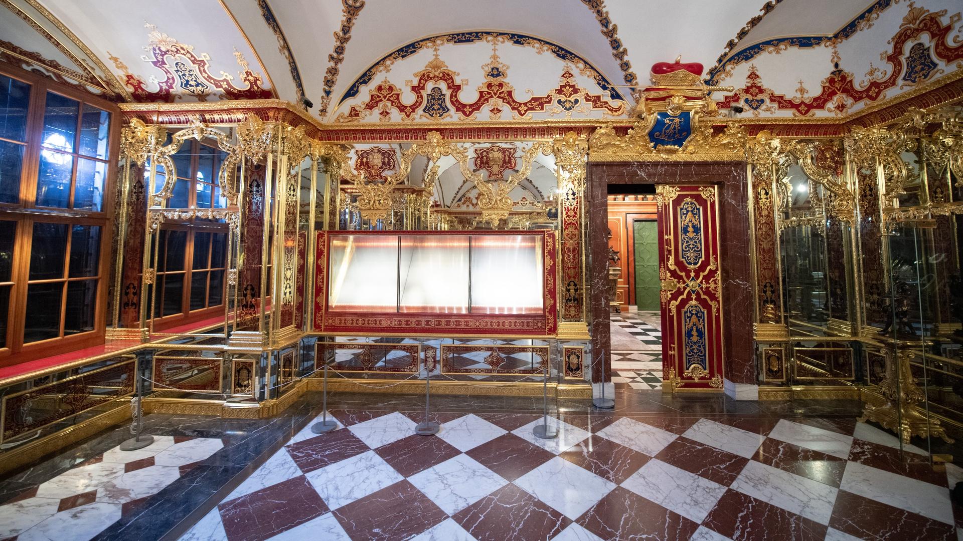 Die Vitrine, die bei einem Einbruch kaputt gemacht wurde. Sie steht im Juwelen-Zimmer im Historischen Grünen Gewölbe in Dresden. Die Vitrine, die bei einem Einbruch kaputt gemacht wurde. Sie steht im Juwelen-Zimmer im Historischen Grünen Gewölbe in Dresden.