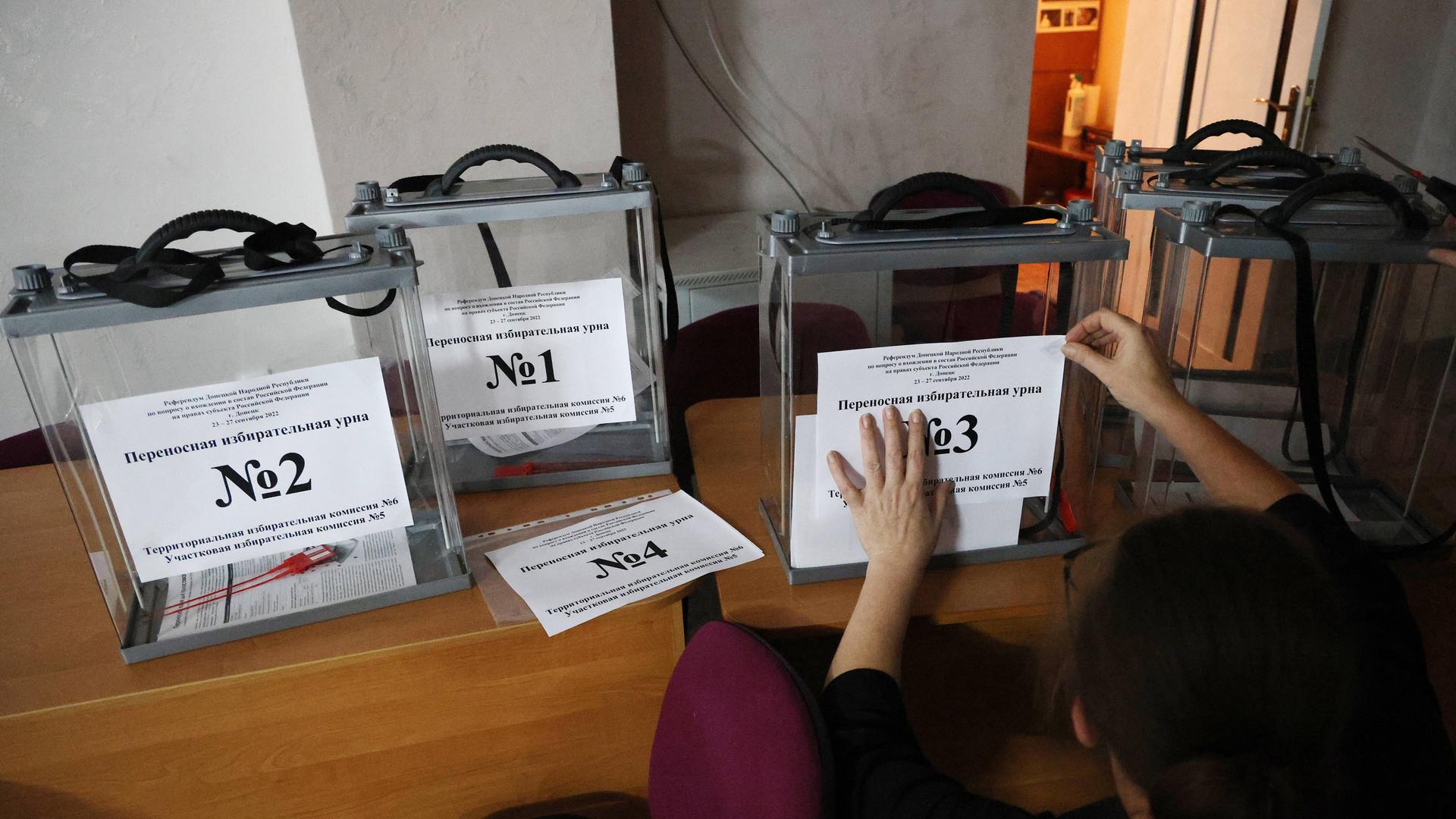 Abstimmungsboxen in einem Wahllokal in Donezk Abstimmungsboxen in einem Wahllokal in Donezk