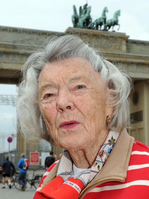 Rosamunde Pilcher im Porträt vor dem Brandenburger Tor in Berlin.