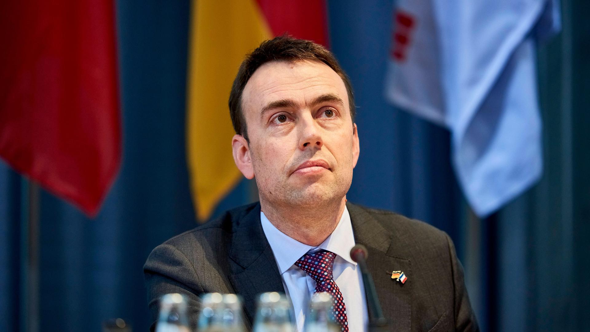 Nils Schmid hört aufmerksam zu während einer Diskussion. Nils Schmid hört aufmerksam zu während einer Diskussion.