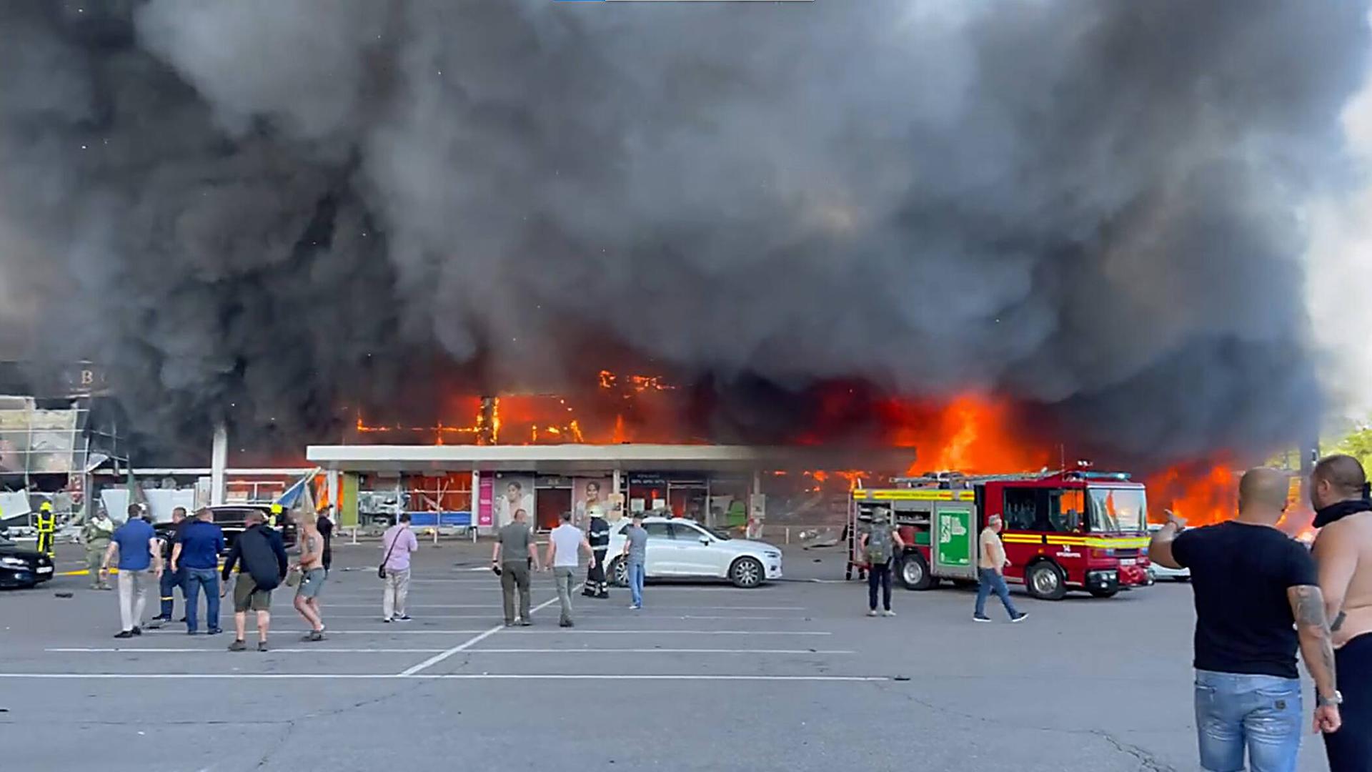 Die Feuerwehr kämpft gegen einen Großbrand in einem Einkaufszentrum in der ukrainischen Stadt Krementschuk, nachdem dieses von einer russischen Rakete getroffen wurde. 