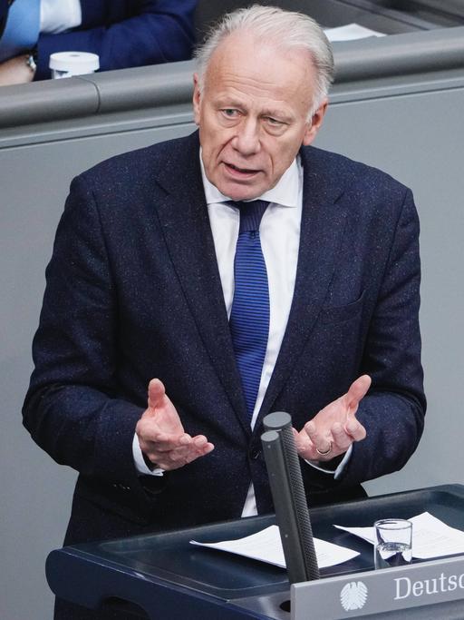 Der Grünen-Politiker Jürgen Trittin hält eine Rede im Bundestag.