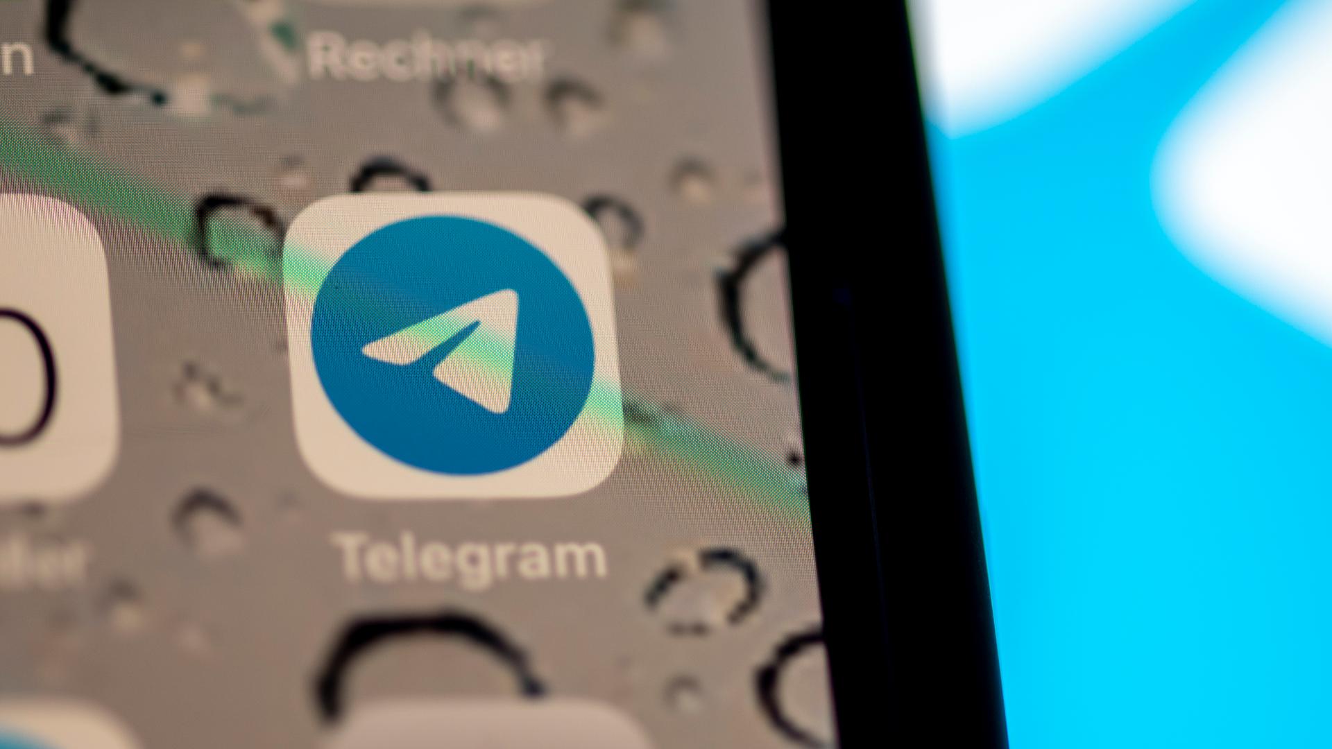 Auf dem Bildschirm eines Smartphones sieht man das Logo der Messenger App Telegram. Auf dem Bildschirm eines Smartphones sieht man das Logo der Messenger App Telegram.