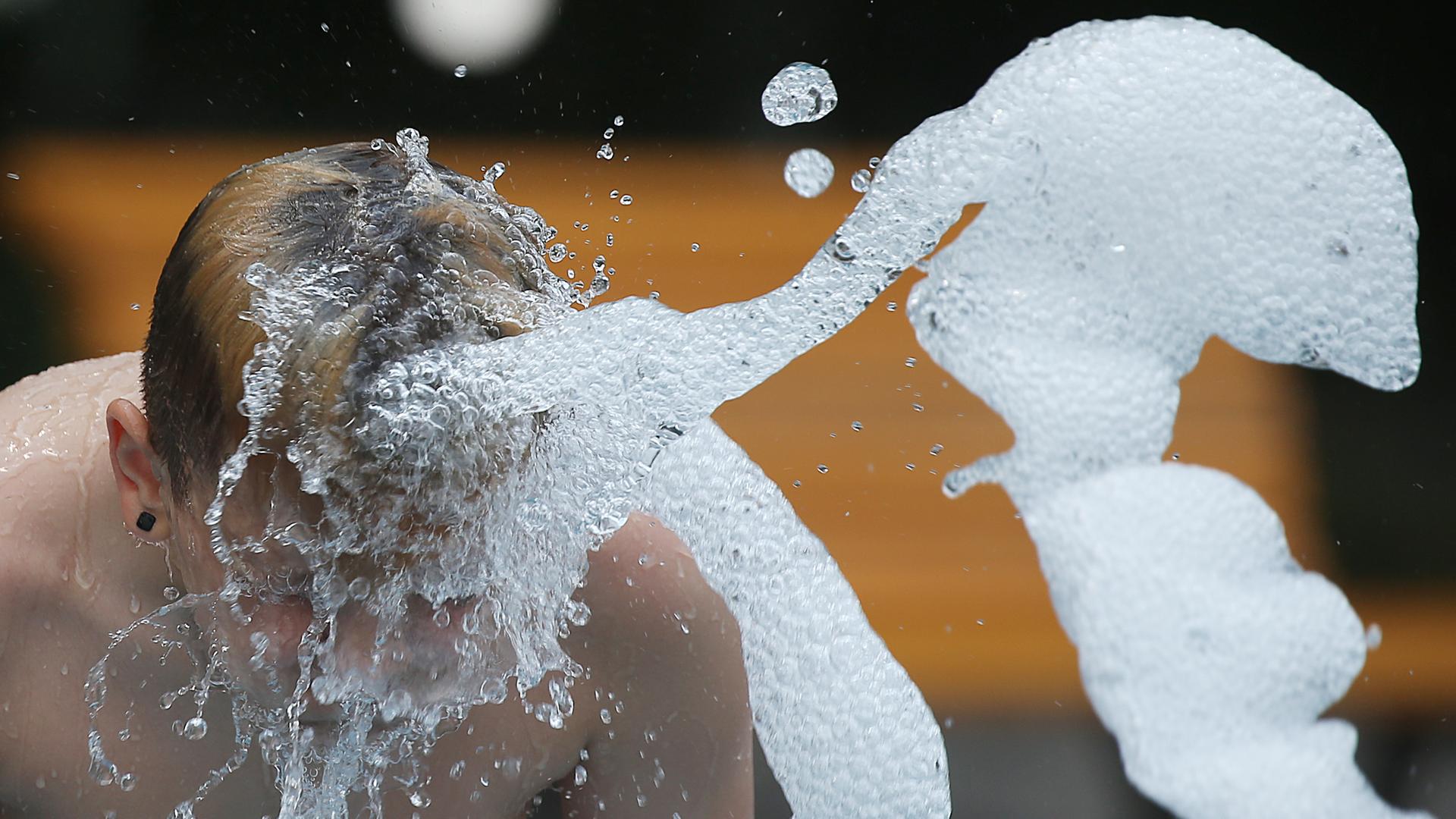 Bei Temperaturen um 33 Grad Celsius erfrischt sich dieser Junge in einem restaurierten Citybrunnen an der Karl-Marx-Alle. Bei Temperaturen um 33 Grad Celsius erfrischt sich dieser Junge in einem restaurierten Citybrunnen an der Karl-Marx-Alle.