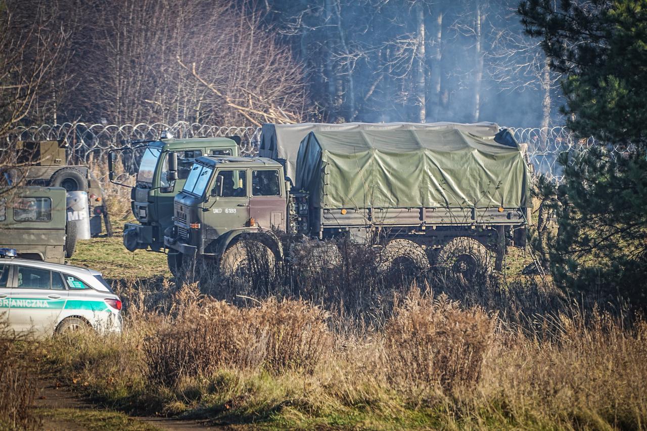 Polnische Armeefahrzeuge stehen an der mit Stacheldraht gesicherten Grenze zwischen Polen und Belarus nahe des Grenzübergangs Kusnica. Die Migrationskrise mit Flüchtlingen die über Belarus in die Europäische Union gelangen wollen, hat sich an Polens Grenze zu Belarus im November 2021 zugespitzt.