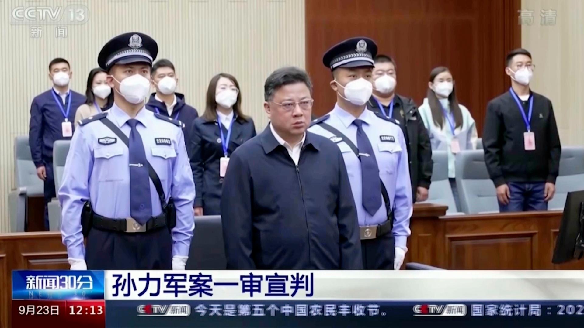 Auf diesem Bild, das aus einem Video des chinesischen Fernsehsenders CCTV stammt, ist Sun Lijun, ehemaliger Vizeminister für öffentliche Sicherheit, bei der Urteilsverkündung zu sehen. Auf diesem Bild, das aus einem Video des chinesischen Fernsehsenders CCTV stammt, ist Sun Lijun, ehemaliger Vizeminister für öffentliche Sicherheit, bei der Urteilsverkündung zu sehen.