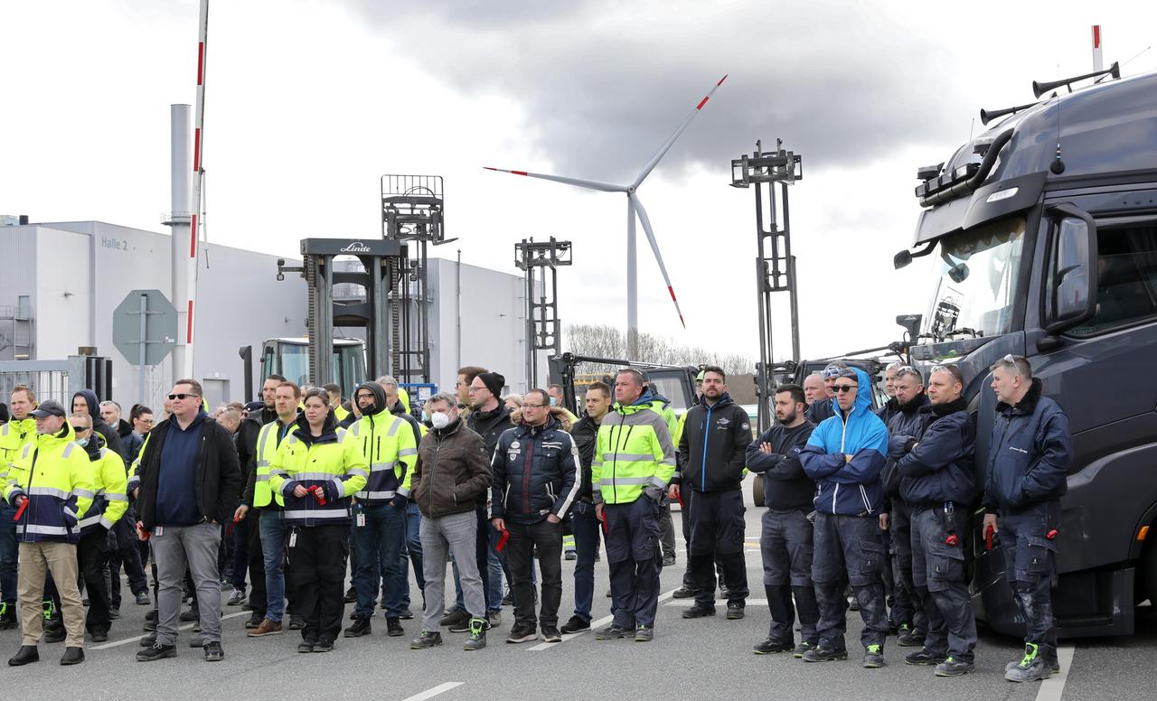 Beschäftigte demonstrieren vor dem Nordex-Rotorblattwerk in Mecklenburg-Vorpommern, das Ende Juni geschlossen werden soll.