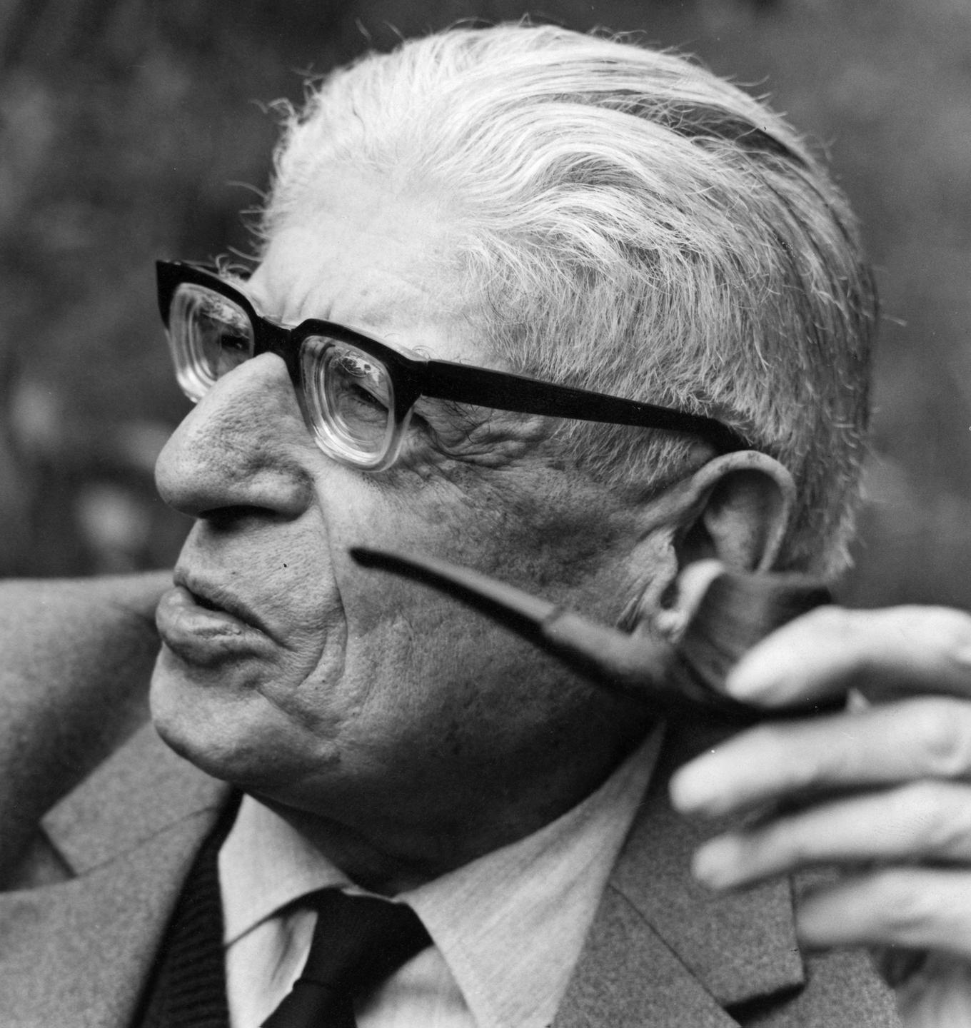 Porträt des Philosophen Ernst Bloch mit Pfeife, ca.1970. Porträt des Philosophen Ernst Bloch mit Pfeife, ca.1970.