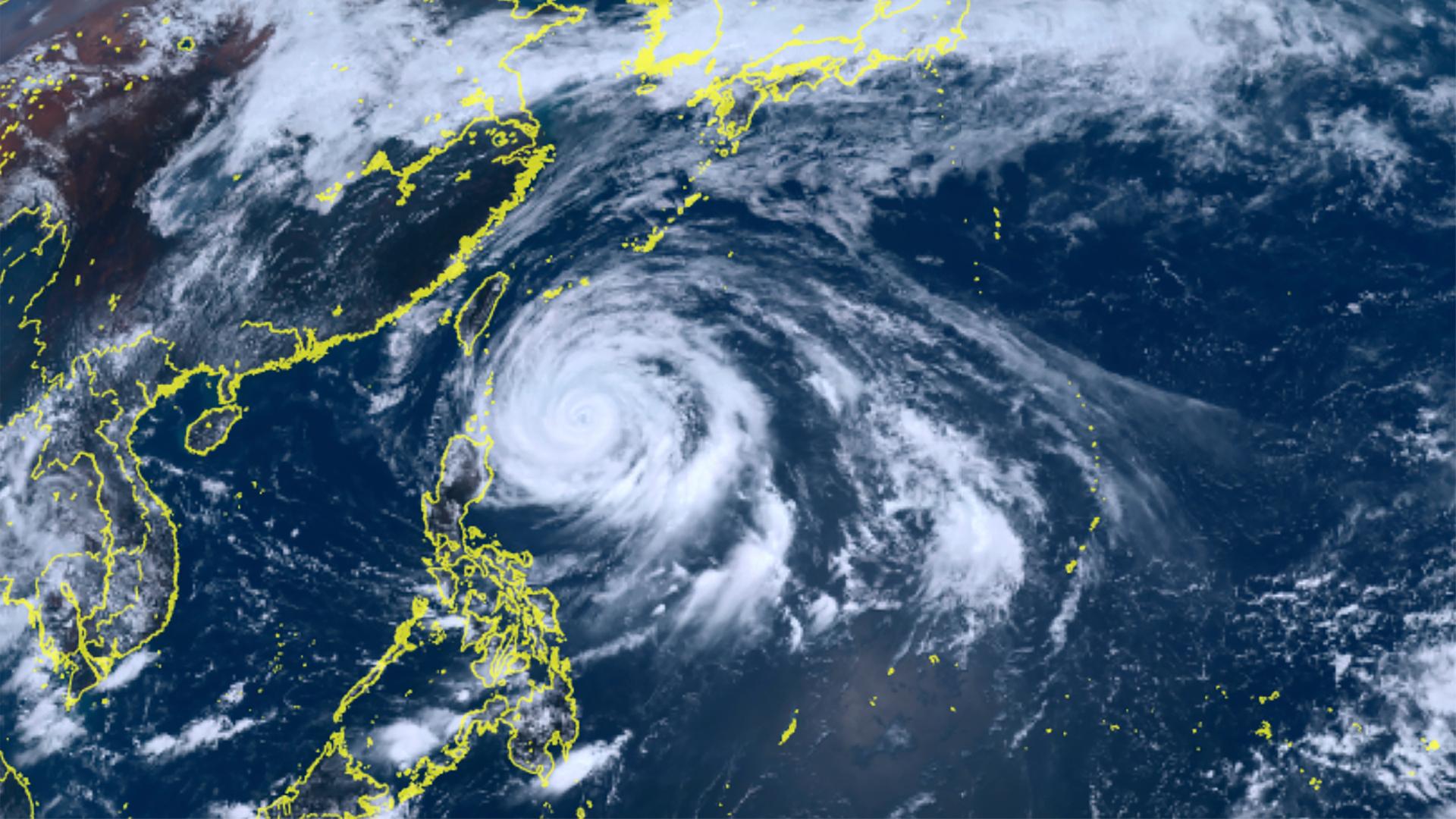Taifun "Mawar" - Philippinen bereiten sich auf Unwetter vor. Tausende Menschen in Sicherheit gebracht