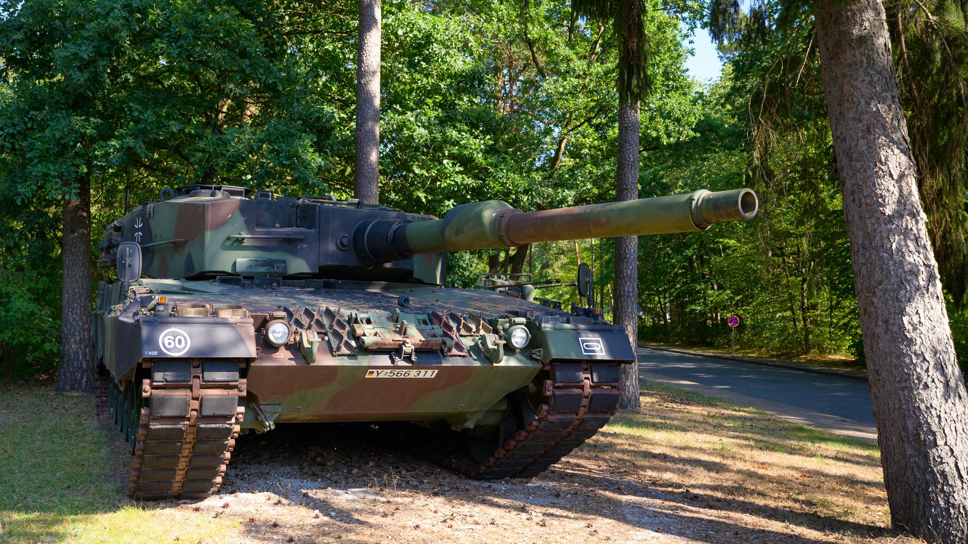 Ein Kampfpanzer des Bundeswehr vom Typ Leopard 2A4 steht in einem Waldstück. Ein Kampfpanzer des Bundeswehr vom Typ Leopard 2A4 steht in einem Waldstück.