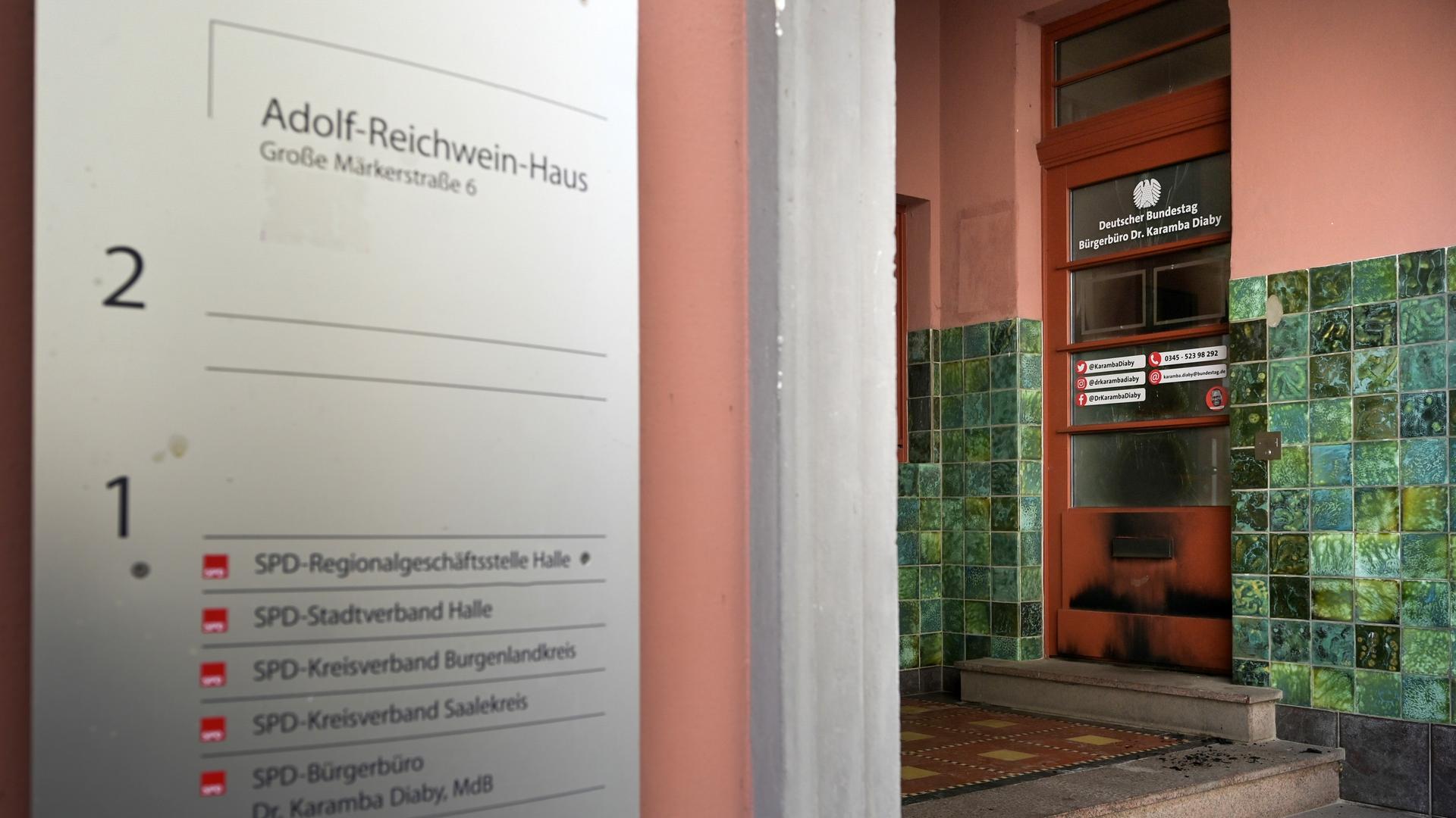 Halle (Saale): Brandspuren an der Eingangstür zum Bürgerbüro des Bundestagsabgordneten Dr. Karamba Diaby. Halle (Saale): Brandspuren an der Eingangstür zum Bürgerbüro des Bundestagsabgordneten Dr. Karamba Diaby.