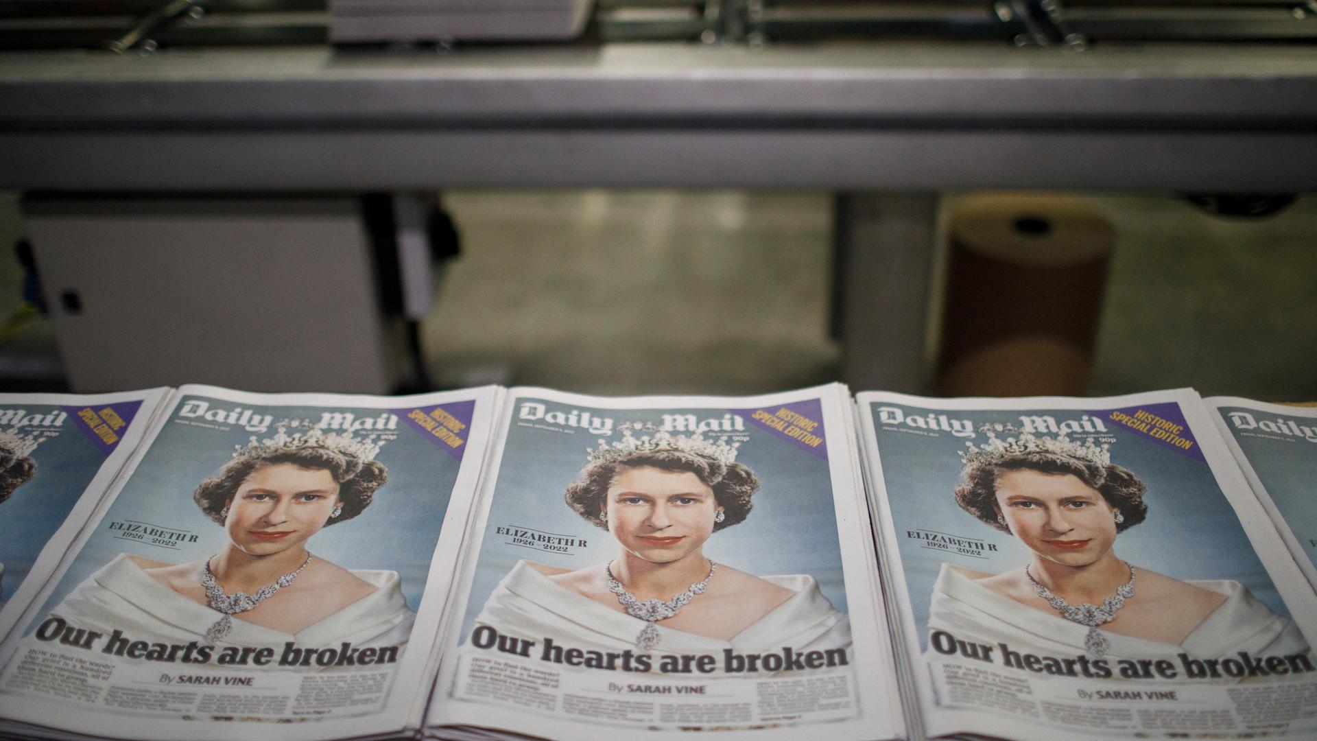 Ausgaben der "Daily Mail" liegen in der Druckerei. Sie zeigen ein Porträt von Queen Elizabeth II. als junger Frau und die Schlagzeile: "Our Hearts Are Broken". Ausgaben der "Daily Mail" liegen in der Druckerei. Sie zeigen ein Porträt von Queen Elizabeth II. als junger Frau und die Schlagzeile: "Our Hearts Are Broken".