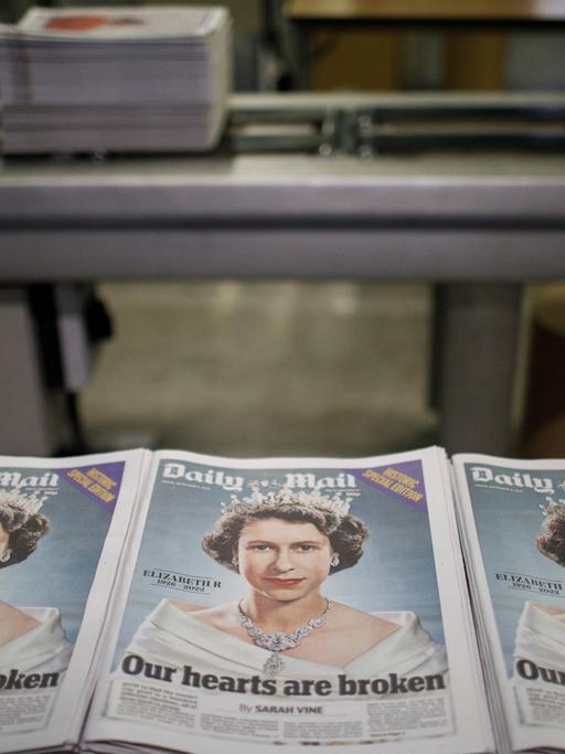 Ausgaben der "Daily Mail" liegen in der Druckerei. Sie zeigen ein Porträt von Queen Elizabeth II. als junger Frau und die Schlagzeile: "Our Hearts Are Broken".