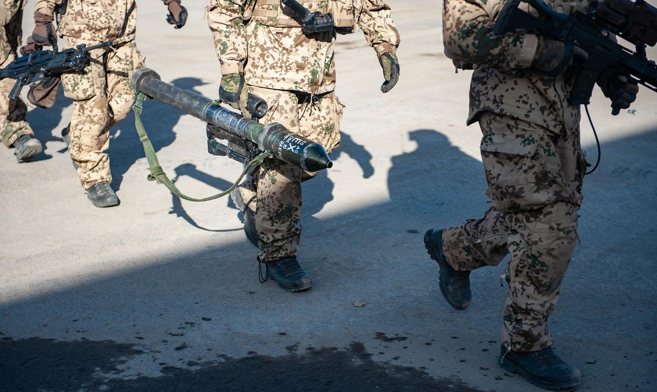 Niedersachsen, Munster: Soldaten der Bundeswehr gehen mit ihren Panzerfäusten zu einer Übung. Niedersachsen, Munster: Soldaten der Bundeswehr gehen mit ihren Panzerfäusten zu einer Übung.