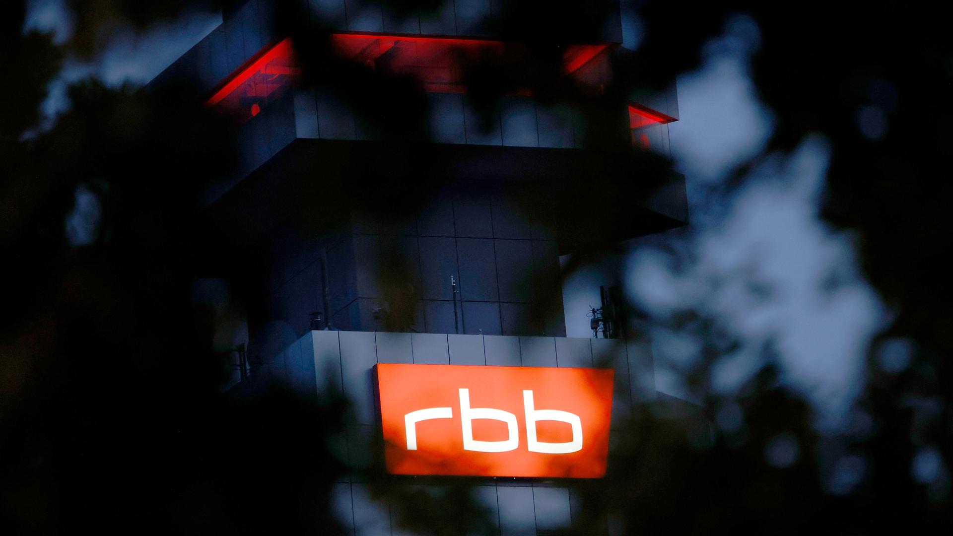 Das beleuchtete Logo des Senders Rundfunk Berlin-Brandenburg (RBB) ist an der Fassade am Sitz des Senders an der Masurenallee in Berlin angebracht. Das beleuchtete Logo des Senders Rundfunk Berlin-Brandenburg (RBB) ist an der Fassade am Sitz des Senders an der Masurenallee in Berlin angebracht.