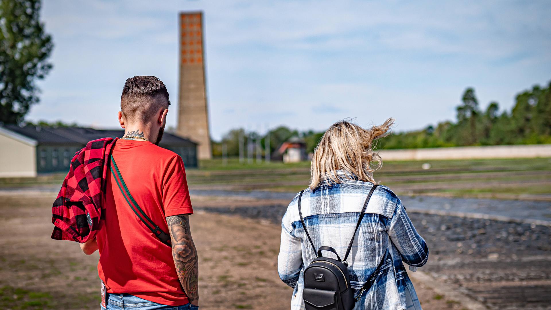 Zwei Jugendliche stehen mit dem Rücken zur Kamera auf dem Gelände der Mahn- und Gedenkstätte Sachsenhausen bei Oranienburg. Zwei Jugendliche stehen mit dem Rücken zur Kamera auf dem Gelände der Mahn- und Gedenkstätte Sachsenhausen bei Oranienburg.
