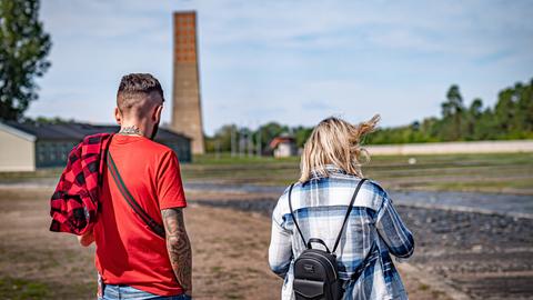 Zwei Jugendliche stehen mit dem Rücken zur Kamera auf dem Gelände der Mahn- und Gedenkstätte Sachsenhausen bei Oranienburg.