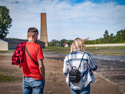 Zwei Jugendliche stehen mit dem Rücken zur Kamera auf dem Gelände der Mahn- und Gedenkstätte Sachsenhausen bei Oranienburg.