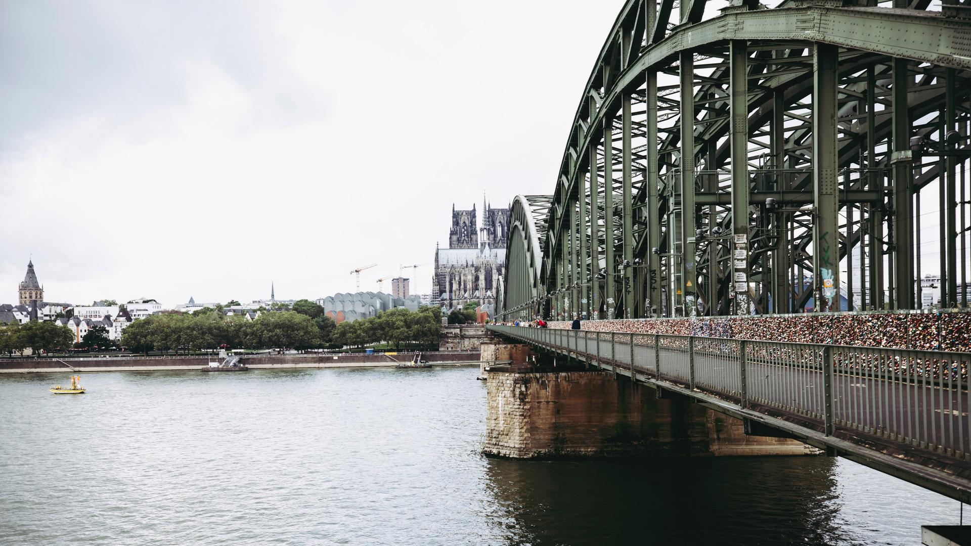 Köln ohne Dom: Die Turmspitzen des kölner Doms sind aus der Stadtansicht entfernt.