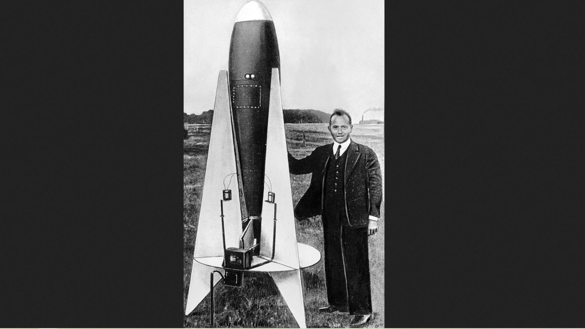 Der Pionier Johannes Winkler (1897-1947) und eine seiner Raketen. Der Pionier Johannes Winkler (1897-1947) und eine seiner Raketen.