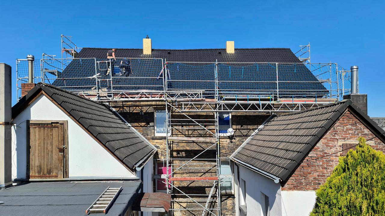 März 2021: Ein Dach eines Doppelhauses wird neu gedeckt