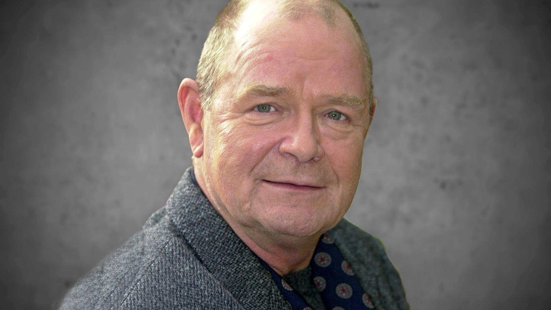 Porträt von Dieter Mann, ein älterer Mann mit Halbglatze und grauem Pullover Porträt von Dieter Mann, ein älterer Mann mit Halbglatze und grauem Pullover