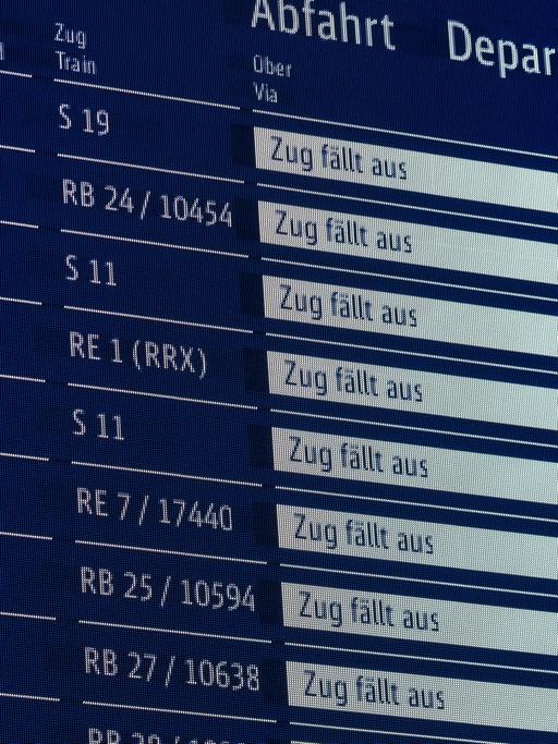 Eine Anzeigetafel an einem Bahnhof zeigt vielfach an, dass Züge ausfallen.