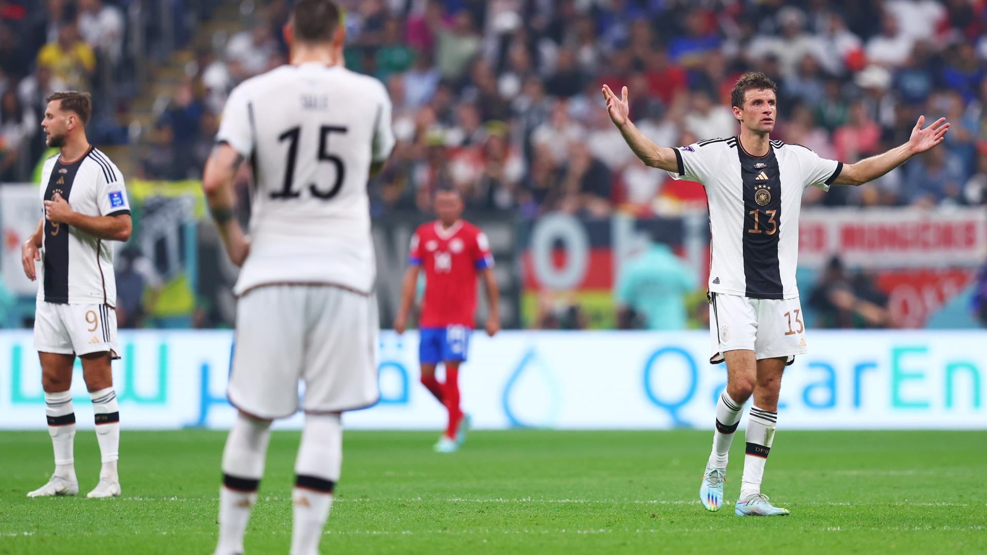 Der deutsche Fußball-Spieler Thomas Müller breitet die Arme aus. Costa Rica hatte 1 Tor geschossen. 