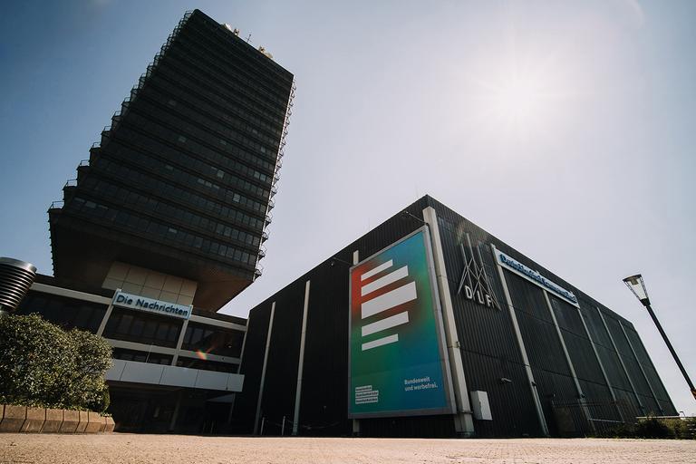 Blick auf das Deutschlandfunk-Funkhaus in Köln mit Funkhausturm und Kammermusiksaal. Blick auf das Deutschlandfunk-Funkhaus in Köln mit Funkhausturm und Kammermusiksaal.