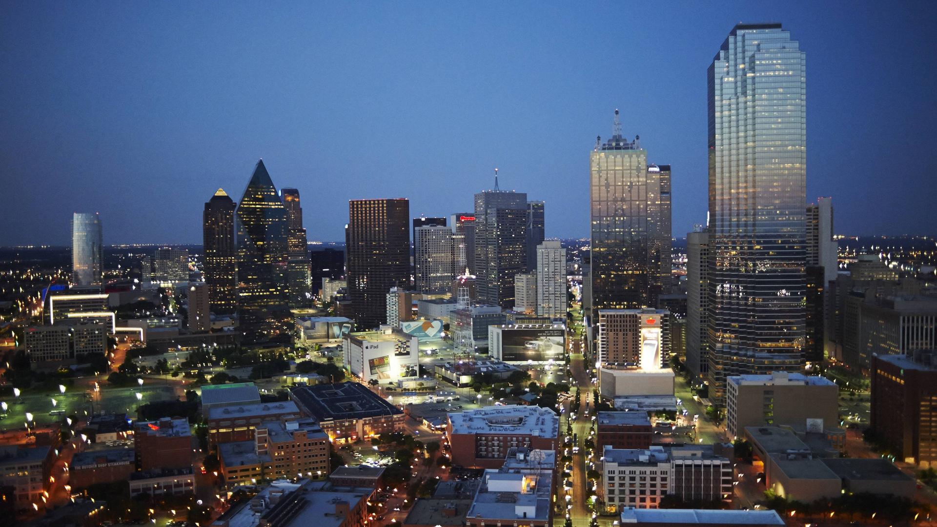 Blick am frühen Abend auf die Skyline von Dallas: Wegen der Dämmerung sind schon viele Fenster der Hochhäuser erleuchtet. Blick am frühen Abend auf die Skyline von Dallas: Wegen der Dämmerung sind schon viele Fenster der Hochhäuser erleuchtet.