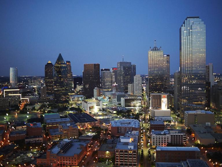 Blick am frühen Abend auf die Skyline von Dallas: Wegen der Dämmerung sind schon viele Fenster der Hochhäuser erleuchtet.